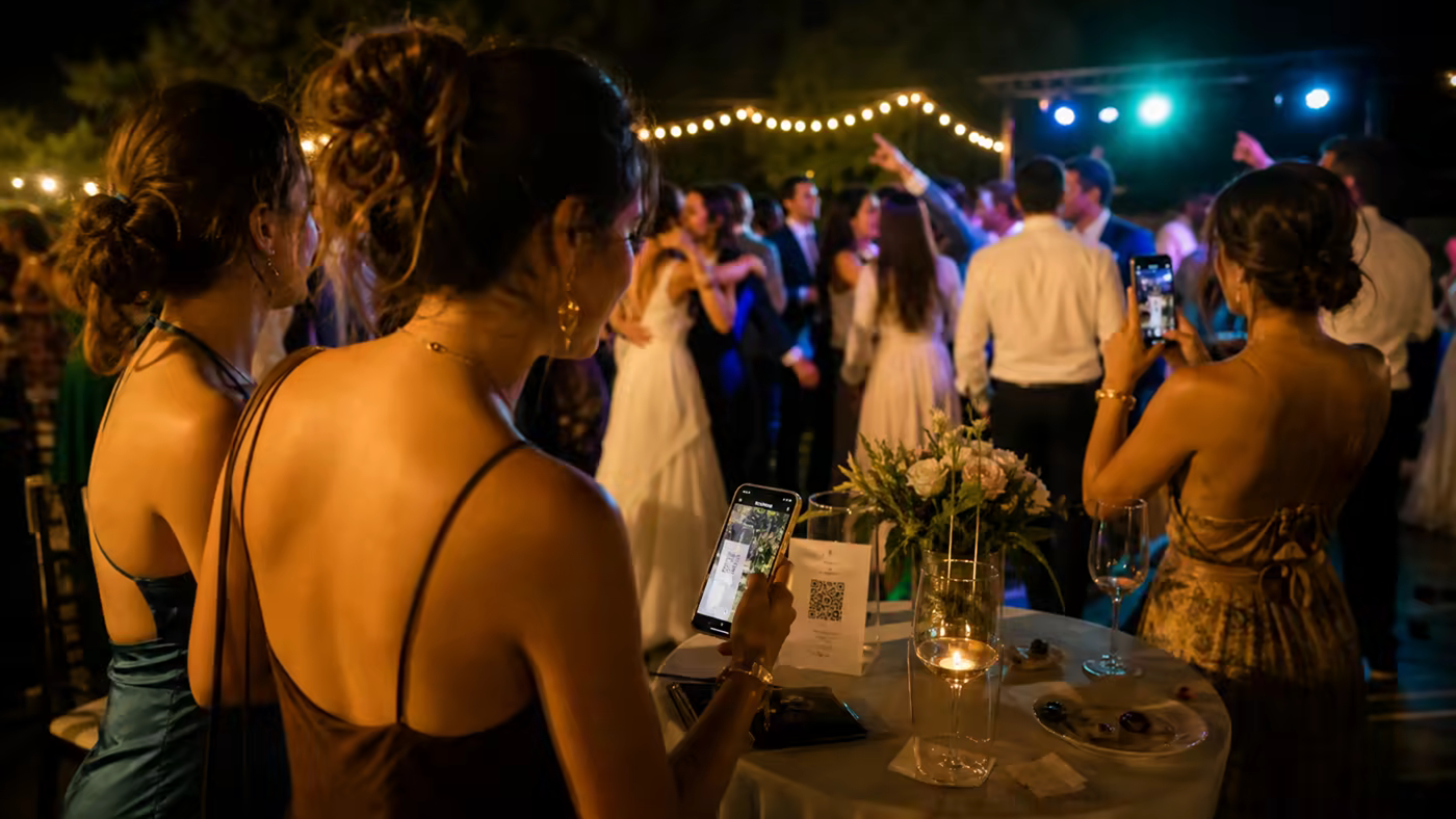 Invitados de boda captando momentos de noche con un QR para subir fotos