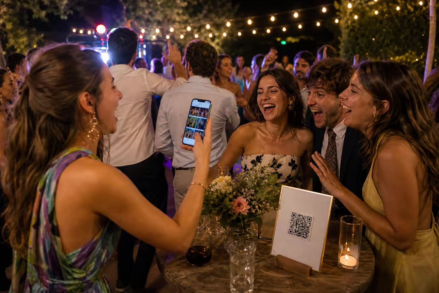 Invitados subiendo fotos divertidas de una boda con un QR