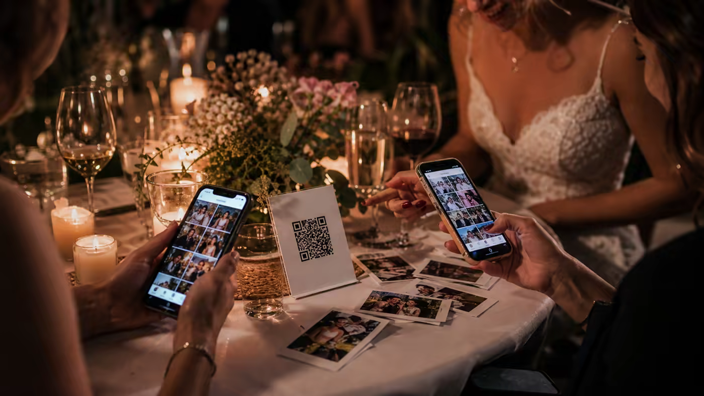 Invitados revisando fotos de boda en una galeria privada