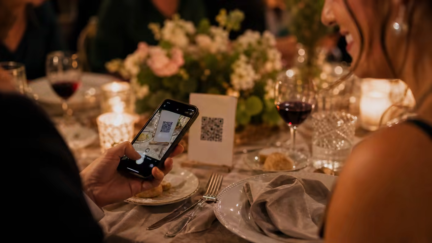 Tarjetas QR colocadas en mesas de boda