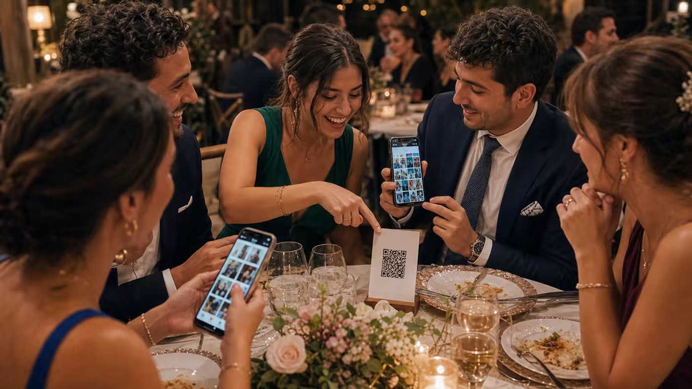 Invitados subiendo mas fotos de boda con un QR