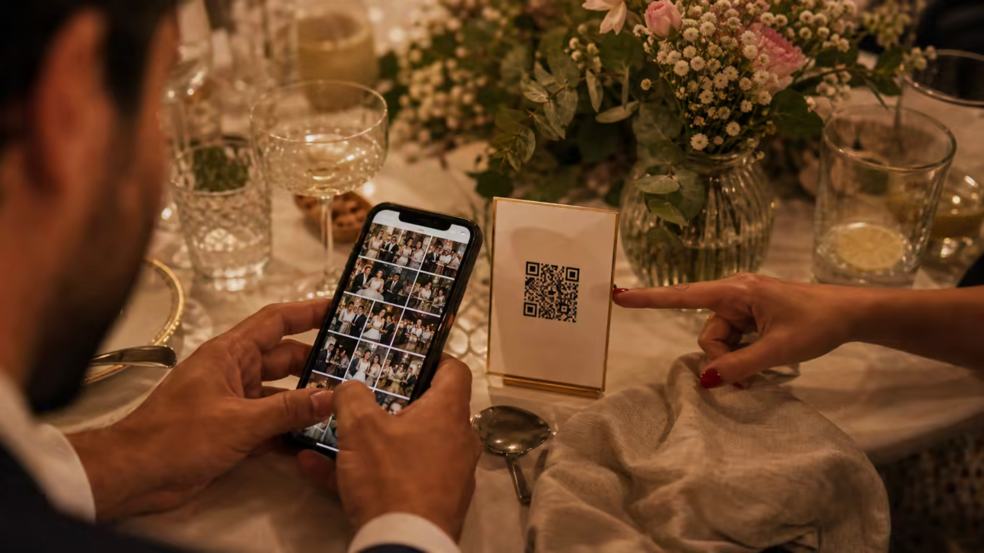Fotos de boda en moviles de invitados junto a un QR