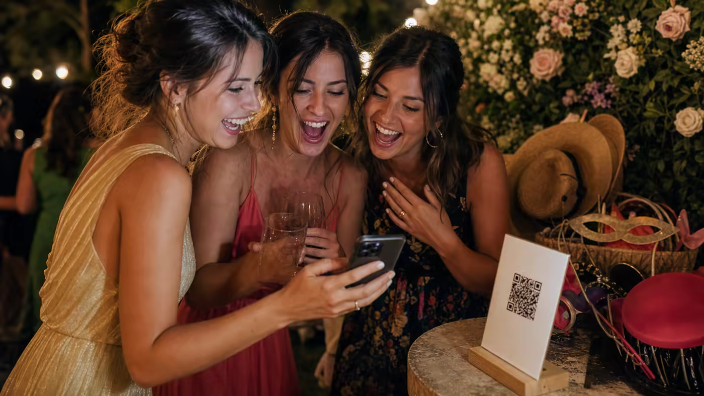 Invitados usando un QR en el photocall de una boda