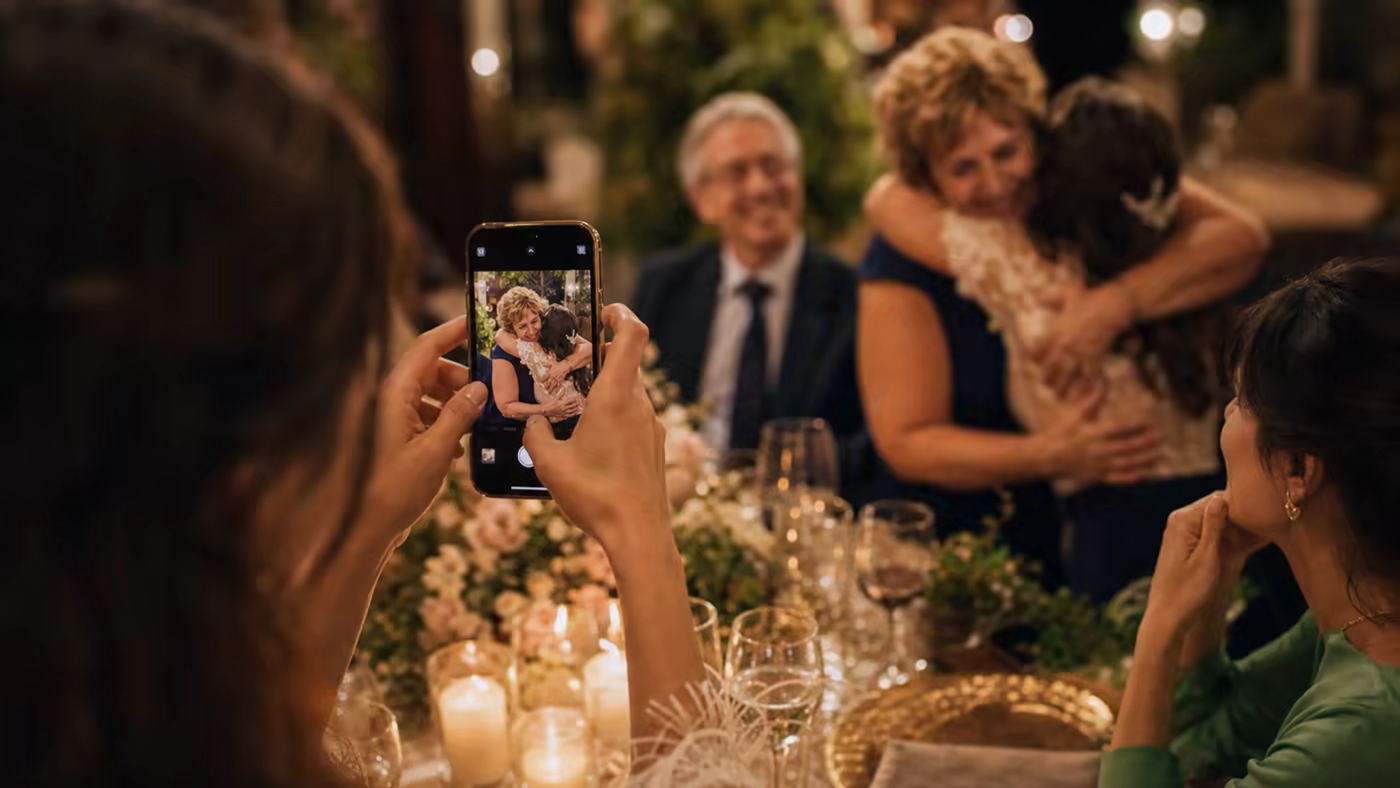 Invitados captando fotos de boda que los novios no ven