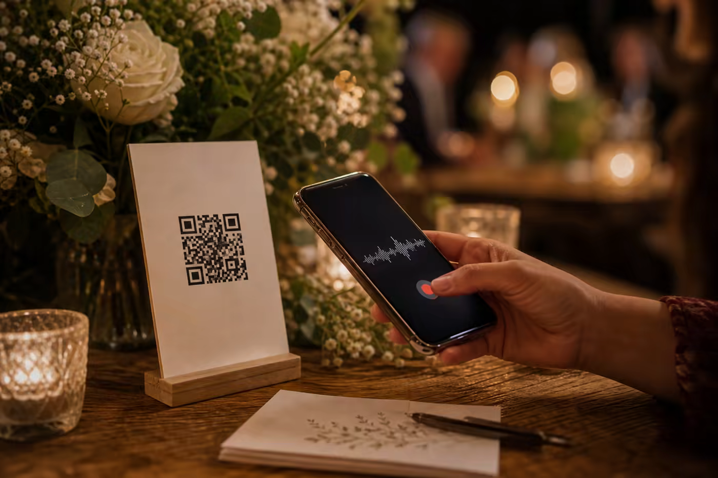 Invitados grabando mensajes de audio en una boda