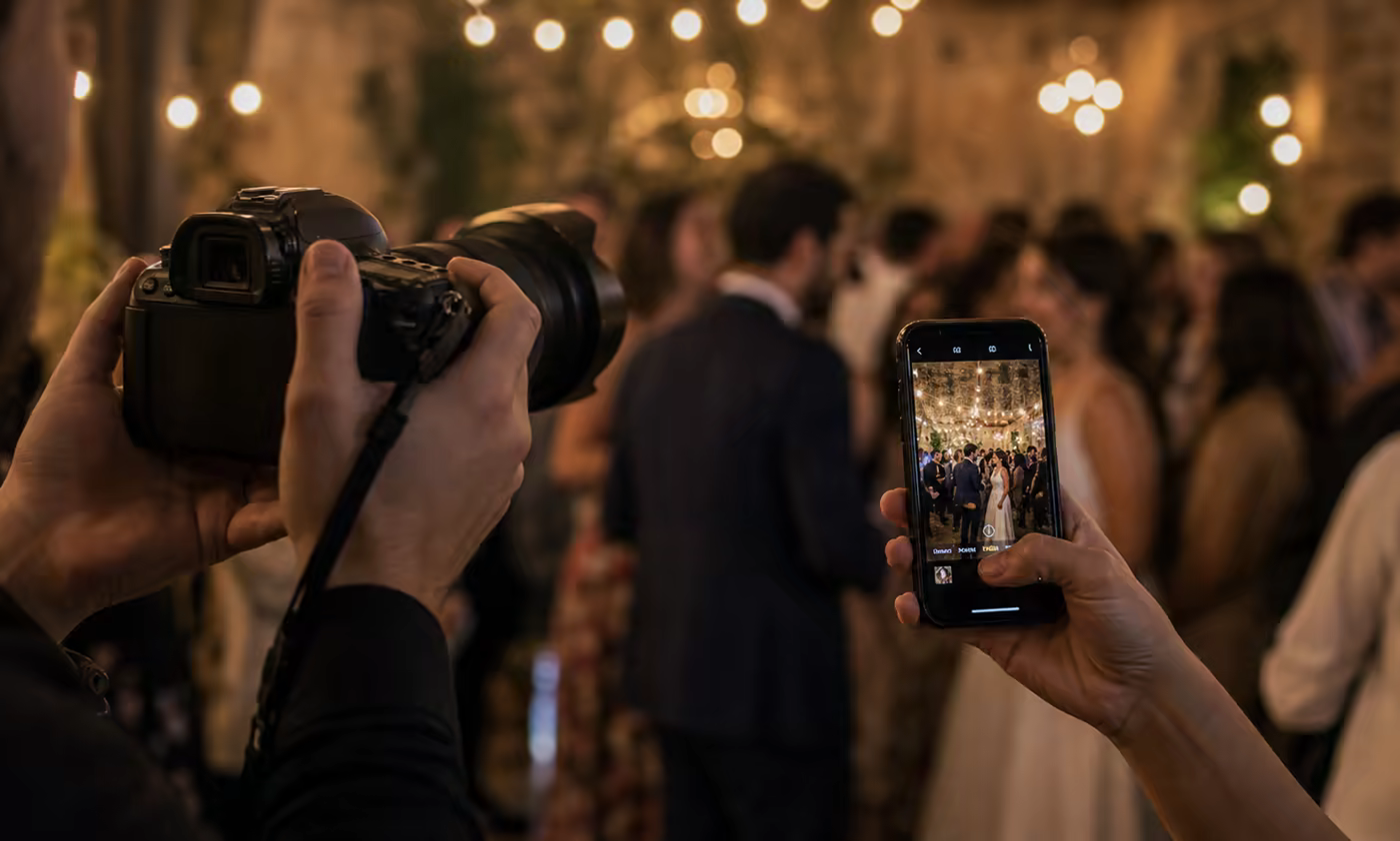 Fotografo profesional y fotos de invitados en una boda