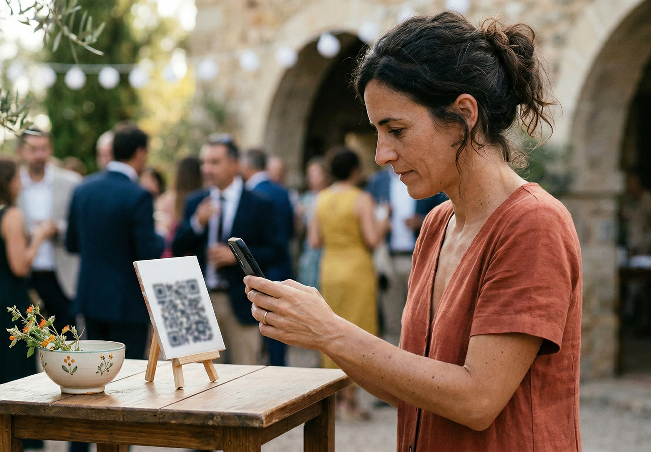 invitado escaneando código QR en una boda en España